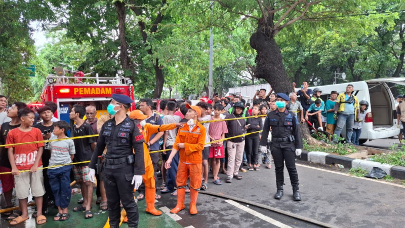 Brimob Polda Metro Jaya Gerak Cepat Bantu Evakuasi Korban Kebakaran PT Terra Drone Kemayoran