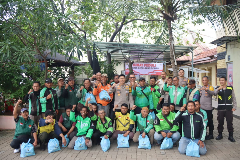 Polres Kepulauan Seribu Gelar Jumat Peduli: Kapolres Bagikan Sembako dan Pengobatan Gratis Untuk Driver Ojek Online