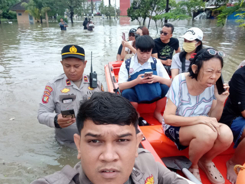 Banjir Rendam Perumahan Duta Bandara Permai, Polres Metro Tangerang Kota Dirikan Posko Pengungsian