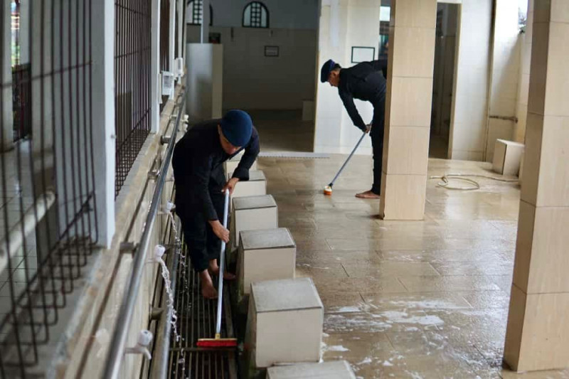 Brimob Polda Metro Jaya Gelar Gotong Royong dan Ngopi Kamtibmas Dengan Warga Cikini