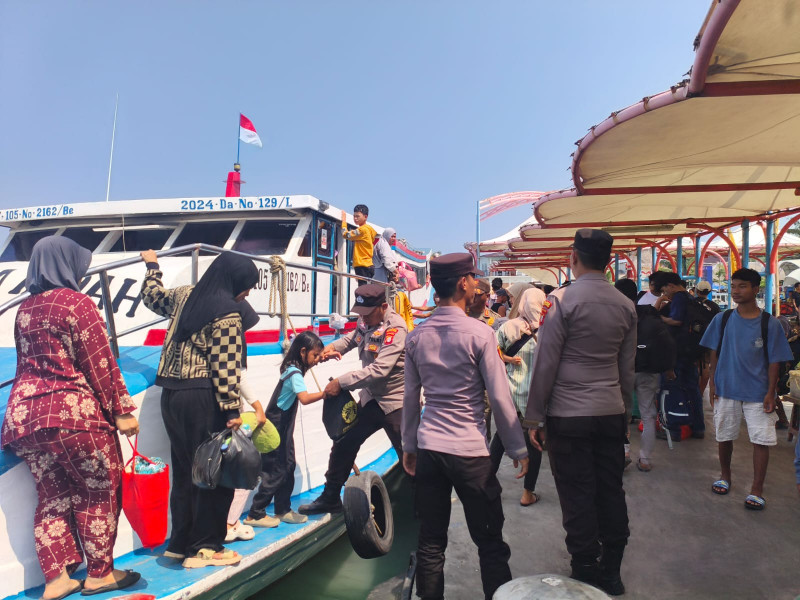 Jakarta On The Spot, Polres Kepulauan Seribu Kedepankan Pelayanan Humanis dan Sosialisasi Layanan Polisi 110 di Dermaga