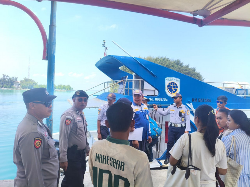 Polres Kepulauan Seribu dan Polsek Jajaran Gelar Strong Point Pengamanan Dermaga, Jaga Aktivitas Wisatawan dan Keberangkatan Kapal