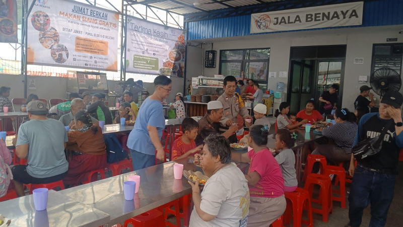 Jumat Peduli Polsek Metro Penjaringan, 500 Paket Nasi Dibagikan untuk Warga di Penjaringan