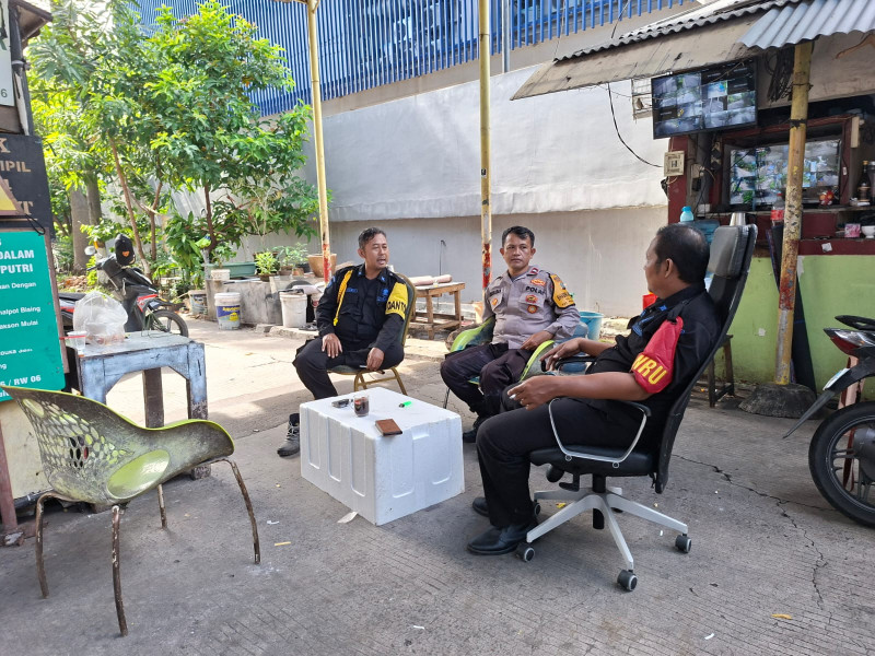 Polsek Metro Penjaringan Perkuat Cooling System, Bhabinkamtibmas Aktif Sambangi Warga di Pluit