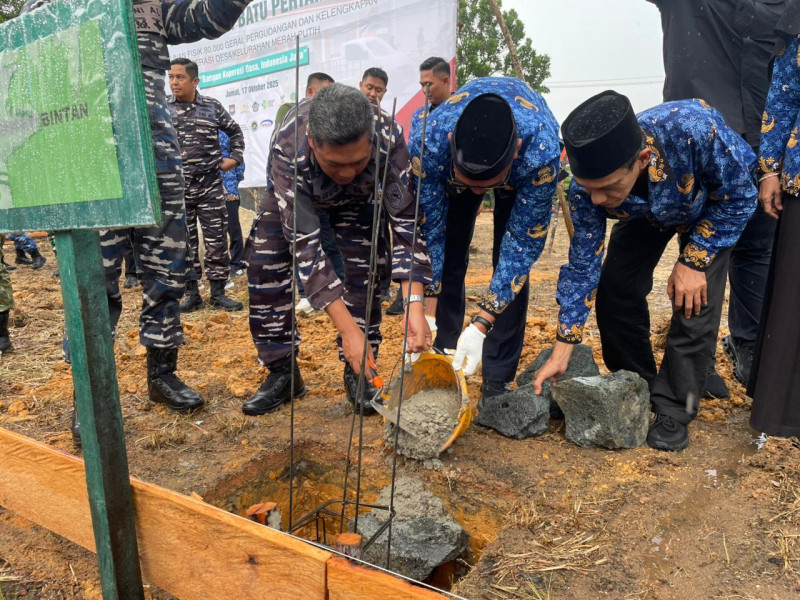 Danlanal Bintan Hadiri Acara Peletakan Batu Pertama Pembangunan Fisik 80.000 Koperasi Desa Merah Putih