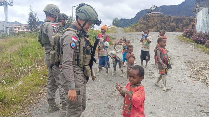 Patroli Satgas Ops Damai Cartenz di Intan Jaya: Interaksi dengan Warga dan Anak-anak di Sugapa