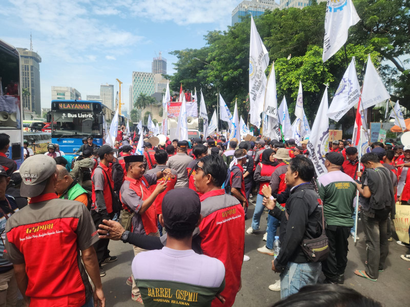 100 Orang Buruh Datangi DPR/MPR dalam Rangka Mayday, Polda Metro Jaya Menyambut dengan Humanis