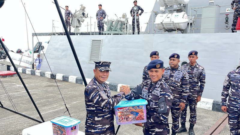 KRI Bawal-875 Salurkan Bantuan Kemanusiaan Bagi Korban Gempa NTT dan Flores