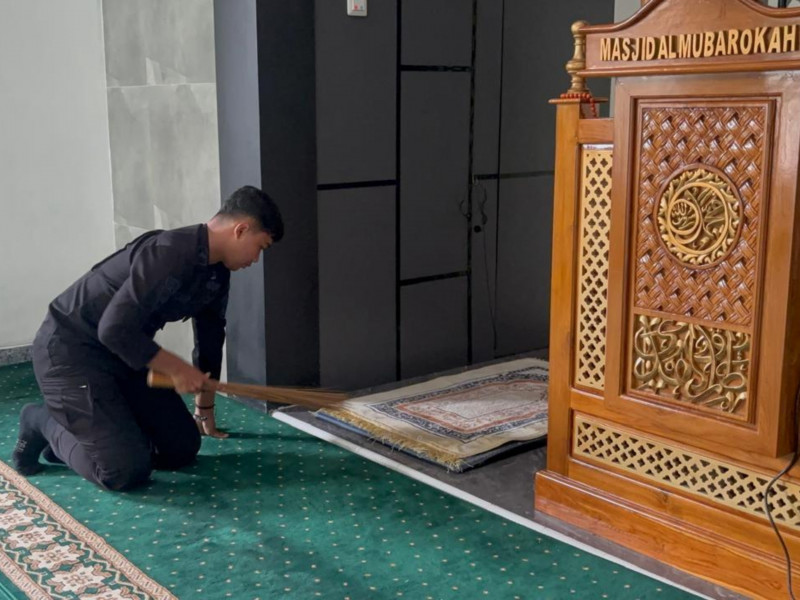 Brimob Metro Jaya Gelar Gerakan ASRI, Masjid dan Lingkungan Warga Ciputat Jadi Lebih Bersih