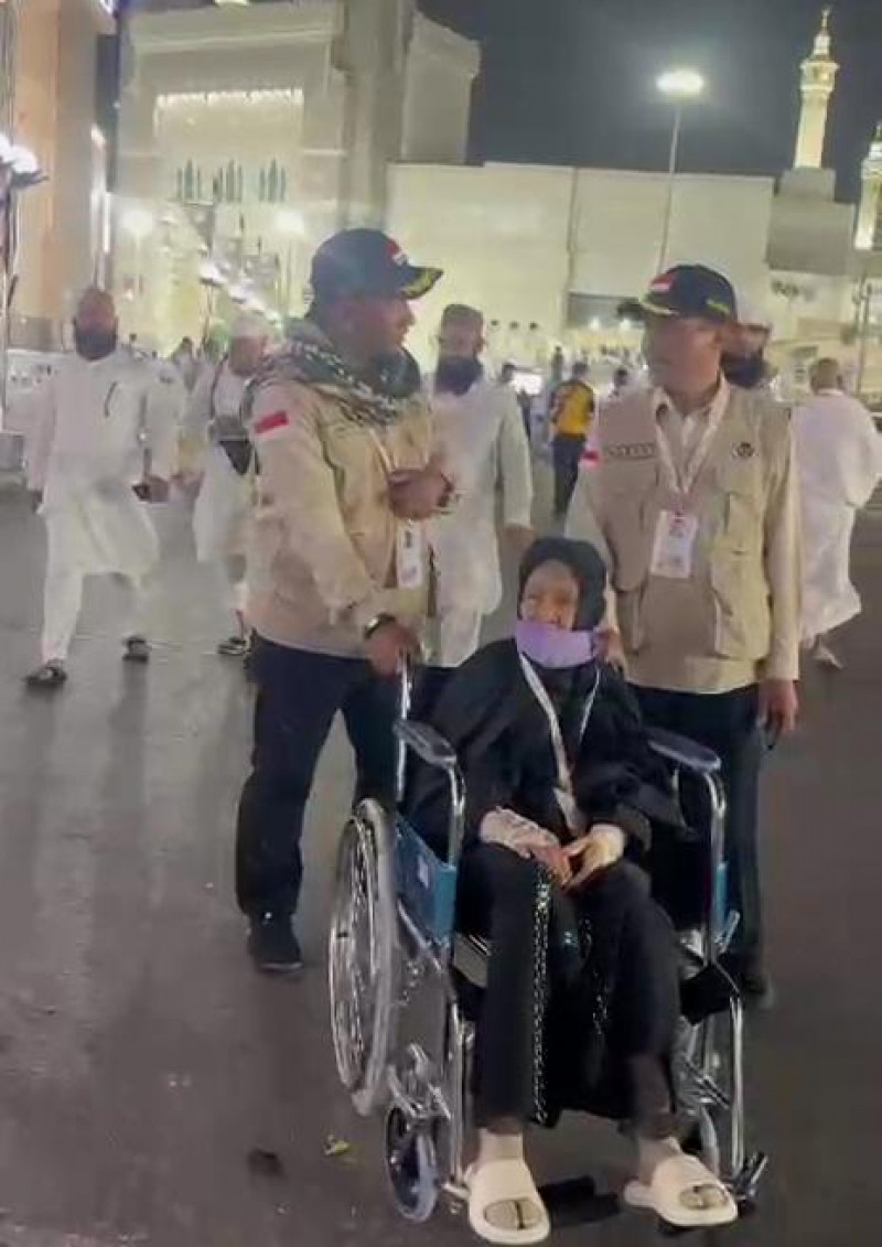 Aksi Humanis Anggota Polri Dorong Kursi Roda Jemaah Haji yang Lemas dan Tersesat di Makkah