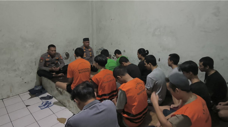 Jumat Berkah, Polsek Bekasi Barat Berikan Pembinaan Rohani dan Mental kepada Para Tahanan