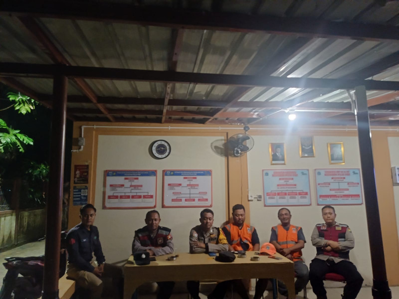 Patroli Malam Gabungan Polsek Kepulauan Seribu Selatan Antisipasi Guantibmas dan Sosialisasikan Layanan 110