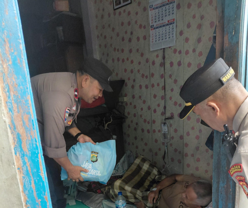 Jumat Peduli Polsek Pademangan Bagikan Sembako Secara Door to Door kepada Warga