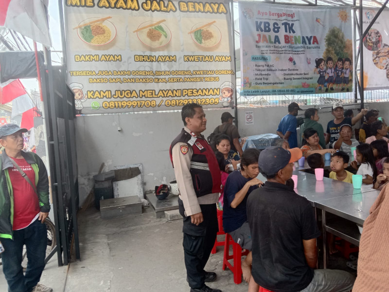 Jumat Peduli, Polsek Metro Penjaringan Bagikan Makanan Gratis untuk Warga