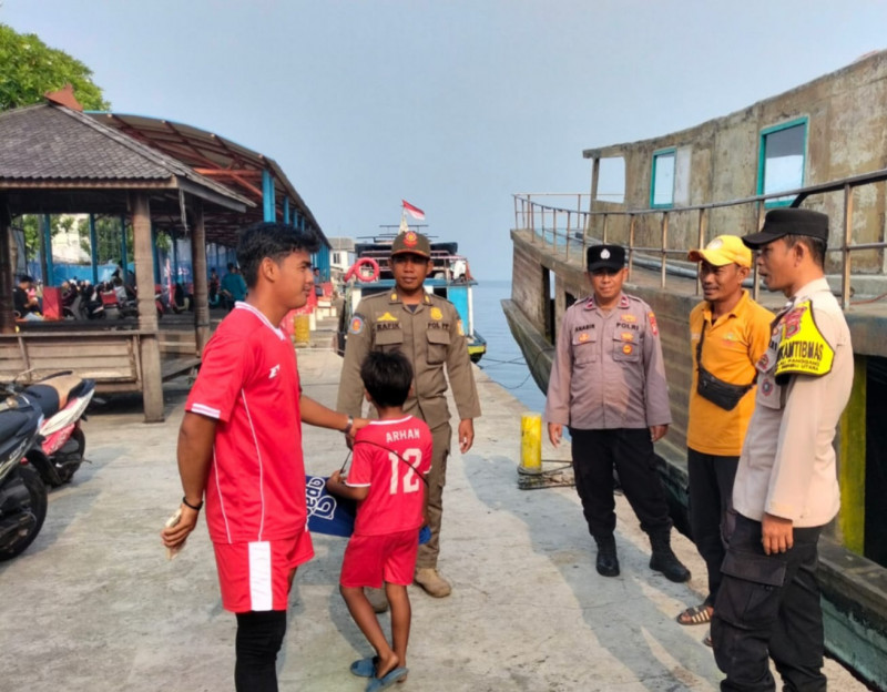 Bhabinkamtibmas Pulau Panggang Sosialisasikan Layanan Call Centre 110, Ajak Warga Dukung Program Jaga Jakarta