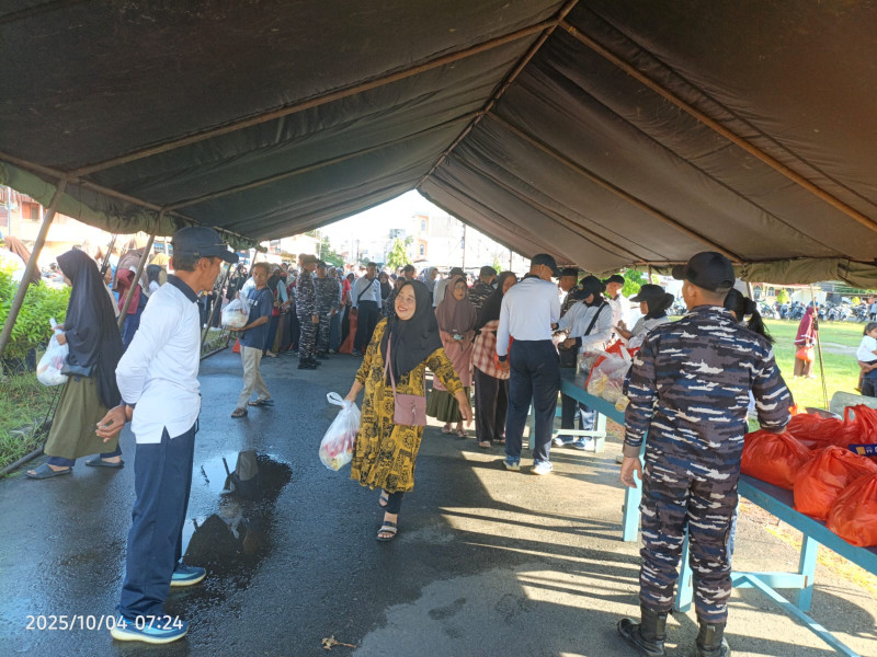 TNI Gelar Gerakan Pasar Murah dan Bakti Kesehatan di Dabo Singkep dalam Rangka HUT Ke 80 TNI Tahun 2025