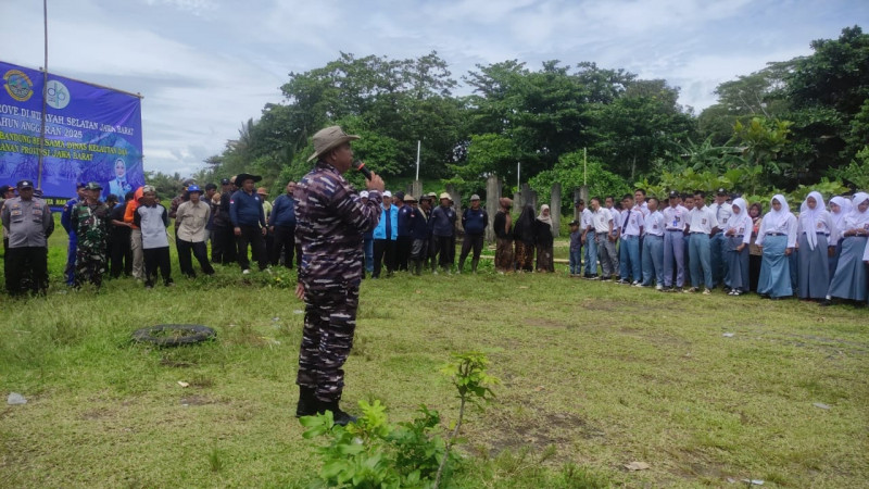 Lanal Bandung Bersama Dinas Kelautan dan Perikanan Provinsi Jawa Barat Laksanakan Penanaman Mangrove di Wilayah Pesisir Pantai Selatan Jawa Barat