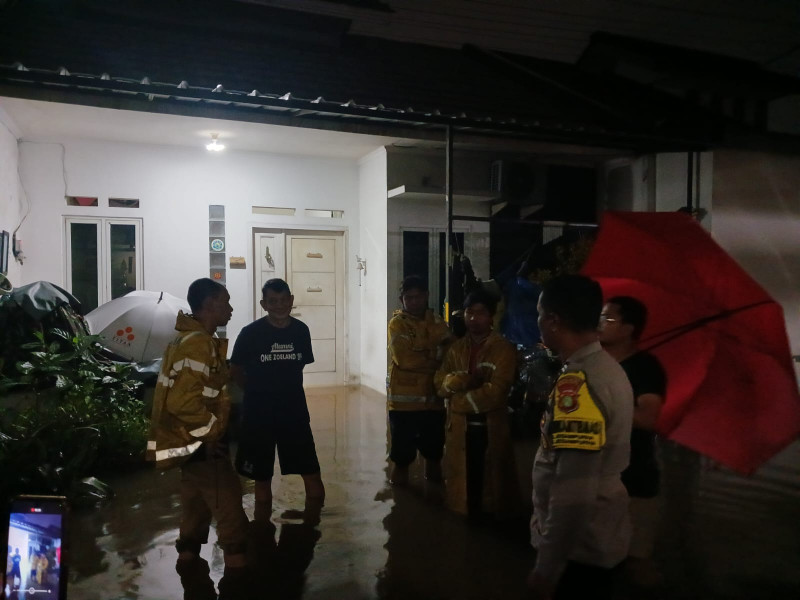 Tindak Lanjut Laporan 112, Petugas Gabungan Jatisampurna Cek Lokasi Banjir di Perumahan Christa Residence