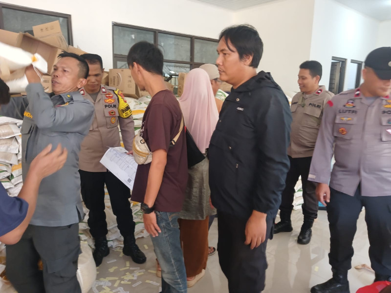 Kawal Distribusi Pangan di Kranggan, Polsek Jatisampurna Pastikan 1.657 KPM Terima Haknya
