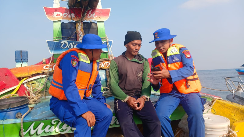 Jakarta On The Spot, Satpolairud Polres Kepulauan Seribu Sosialisasikan Layanan Polisi 110, Imbau Nelayan Hindari Alat Tangkap Terlarang