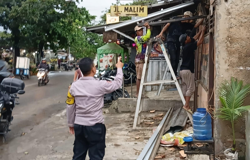 Respons Cepat Cuaca Ekstrem, Polsek Jatiasih Pantau Kerusakan Rumah Warga Akibat Angin Kencang
