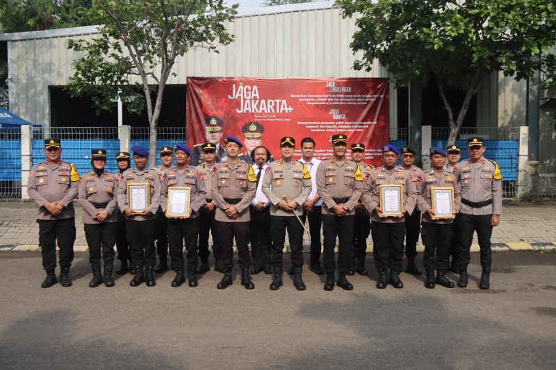 Kapolres Kepulauan Seribu Berikan Penghargaan kepada 5 Anggota Sat Polairud yang Lakukan Penyelamatan Dramatis
