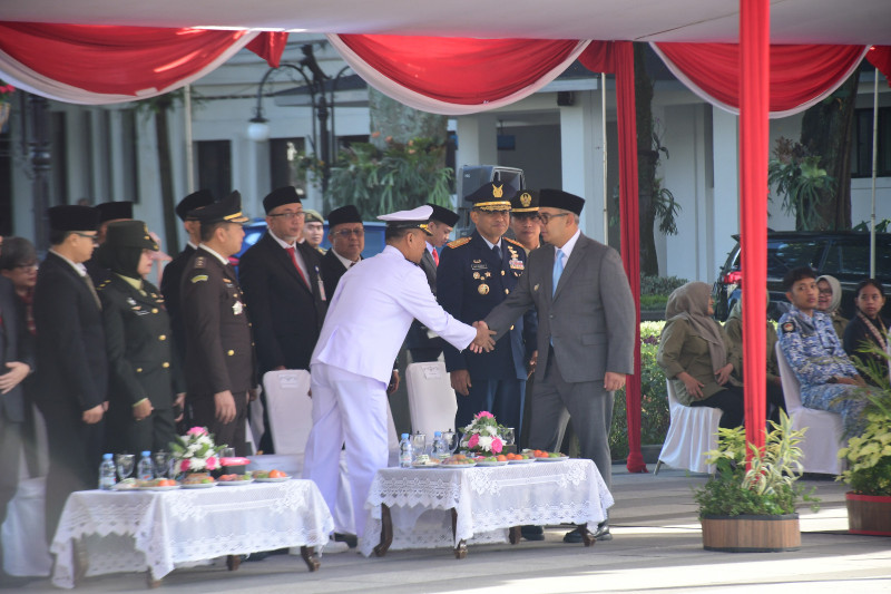 Komandan Lanal Bandung Hadiri Upacara Peringatan Hari Bela Negara Ke 77 Tahun 2025 Tingkat Kota Bandung