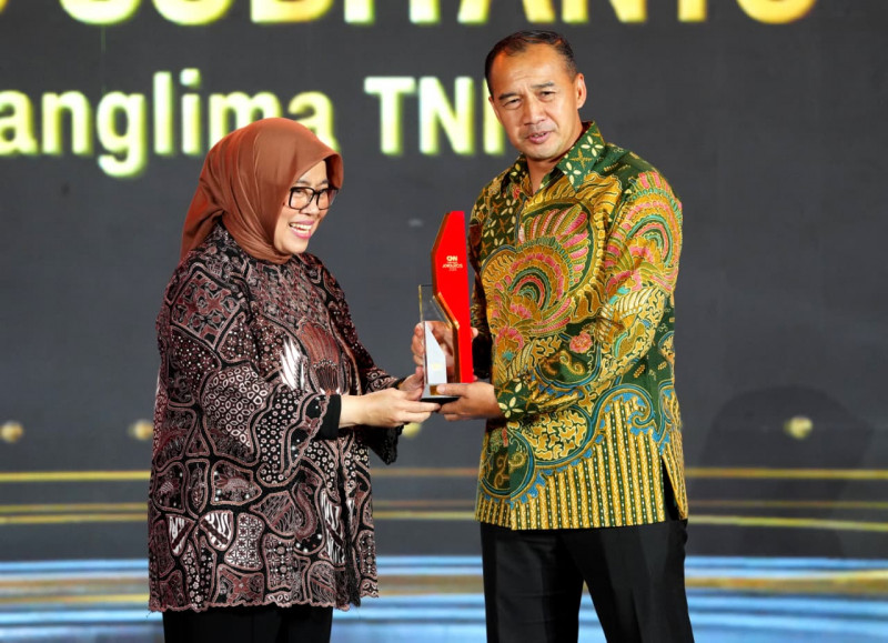 Panglima TNI Raih Penghargaan Outstanding Leadership di CNN Indonesia Awards 2025