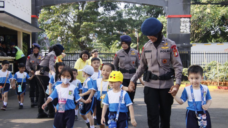 Brimob Polda Metro Jaya Terima Kunjungan Siswa TK, Edukasi Tugas Polisi di Mako Batalyon B Pelopor