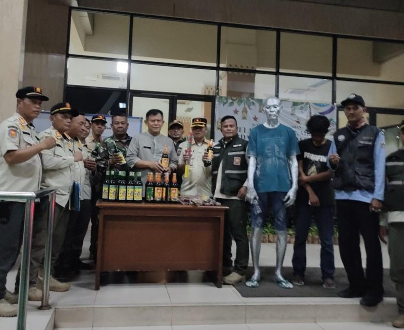Operasi Pekat di Tanjung Priok: 24 Miras dan 35 Petasan Diamankan Satpol PP