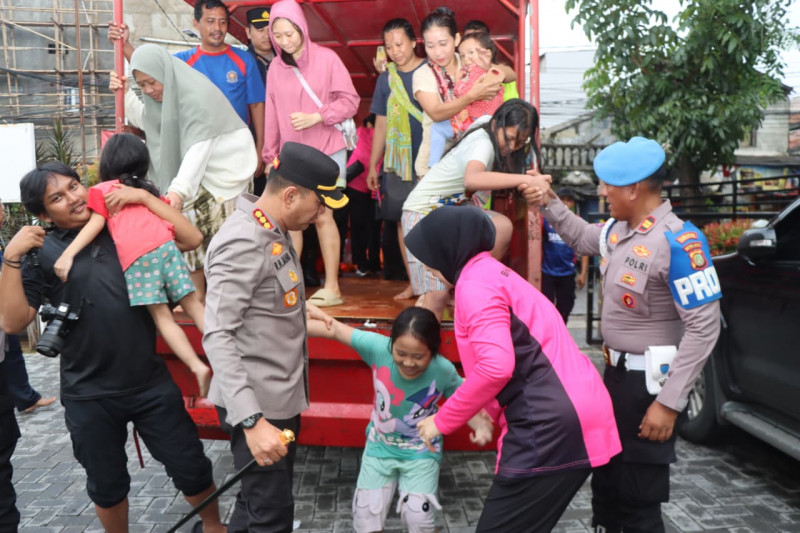 Kapolres Metro Tangerang Kota Bersama Bhayangkari Pantau Korban Banjir dan Berikan Bantuan Sembako