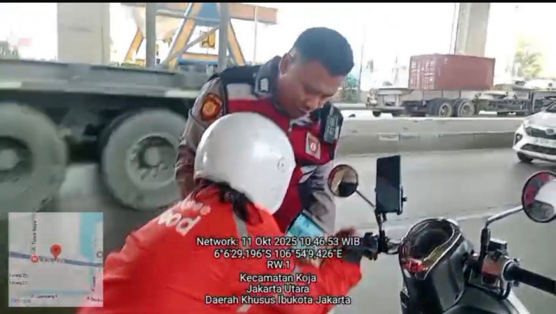 Polisi Polsek Koja Bantu Driver Online yang Barangnga Terjatuh di Jalan Ramai Kontainer