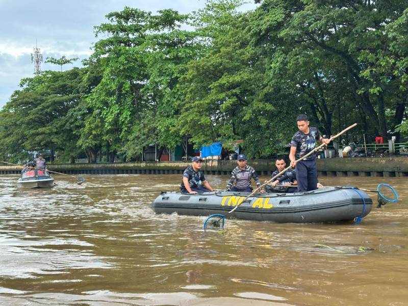 Lanal Banjarmasin Bersama TNI-Polri Laksanakan Bakti Sosial Lingkungan Bersih-bersih Sungai Martapura