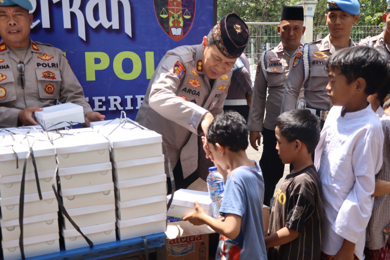 Jum’at Berkah Kadivpropam Polri di Polres Kepulauan Seribu, 230 Paket Nasi Dibagikan kepada Masyarakat