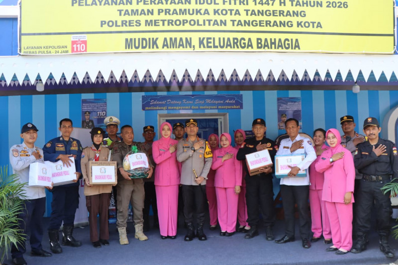 Kapolres Metro Tangerang Kota Tinjau Pos Mudik dan Salurkan Bantuan Bhayangkari Peduli
