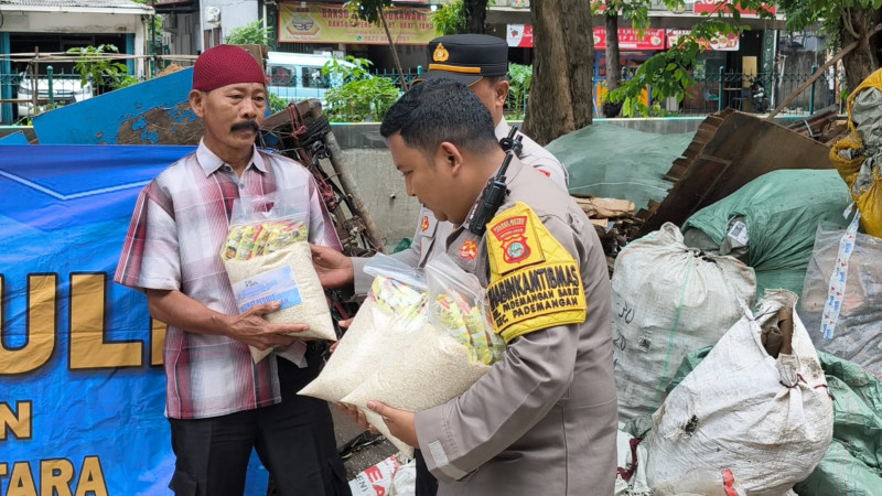Polisi Bagikan Sembako di TPA Pademangan Barat Lewat Program Jumat Peduli