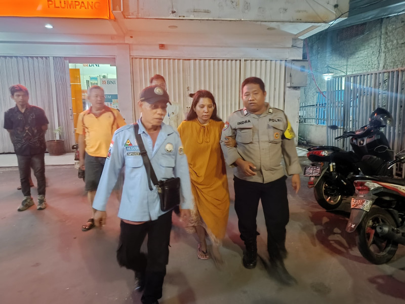 Respons Cepat Bhabinkamtibmas Koja, Wanita Diduga ODGJ Dievakuasi ke Dinas Sosial