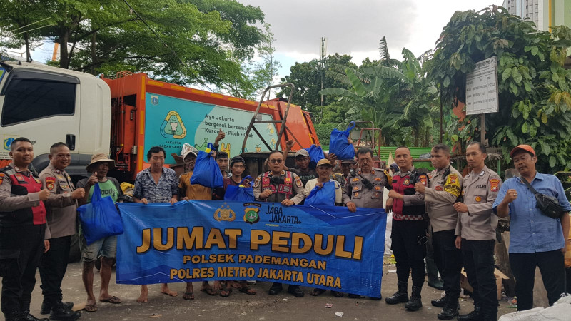 Polsek Pademangan Gelar Jumat Peduli Bagikan Sembako Untuk Warga di Area TPA Pademangan Timur