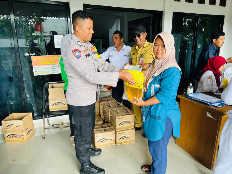 Pembagian Beras Bulog dan Minyak Goreng di Pulau Lancang Berjalan Lancar, 142 Terima Bantuan