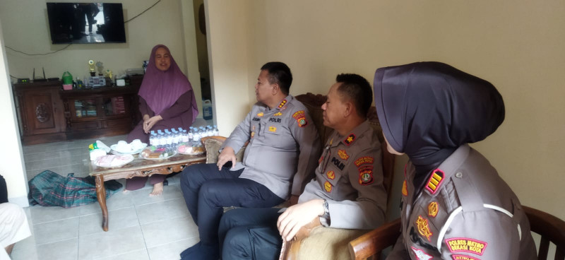 Kapolres Metro Bekasi Kota Laksanakan Anjangsana dan Berikan Bantuan kepada Anggota yang Sakit