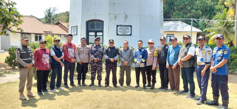 Bhabinkamtibmas Pulau Untung Jawa Monitoring Wilayah dan Sosialisasikan Layanan Polisi 110 di Pulau Resort