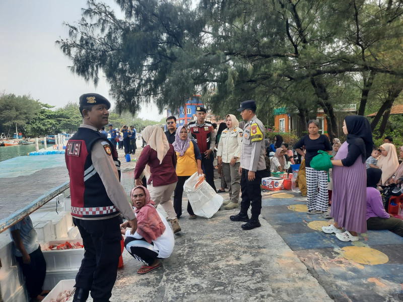 Jaga Jakarta On The Spot di Dermaga Pulau Tidung, Polsek Kepulauan Seribu Selatan Sosialisasikan Layanan 110 dan Keselamatan Wisata