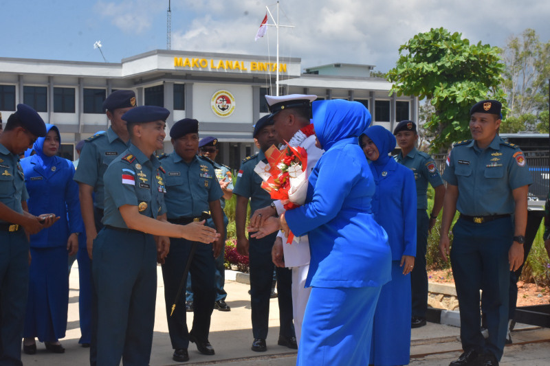 Purna Tugas Dengan Kehormatan, Danlanal Bintan Lepas Keberangkatan Serma Kom (Purn) Muzadi