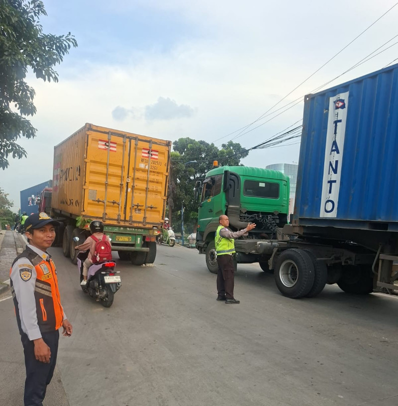 Polisi Sigap Urai Kemacetan Akibat        Truk Kontainer Mogok di Jembatan Pluit Raya