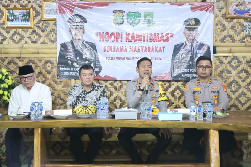 Bangun Sinergi Empat Pilar, Kapolres Metro Tangerang Kota Gelar Ngopi Kamtibmas  dan Serahkan Bantuan Sosial