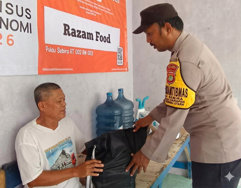 Jumat Peduli, Bhabinkamtibmas Pulau Sabira Berikan Bantuan Sembako dan Santunan kepada Lansia Dhuafa