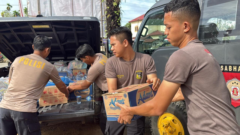Kapolres Aceh Selatan Berikan Bantuan Sembako untuk Warga Terdampak Banjir di Desa Ladang Rimba Trumon