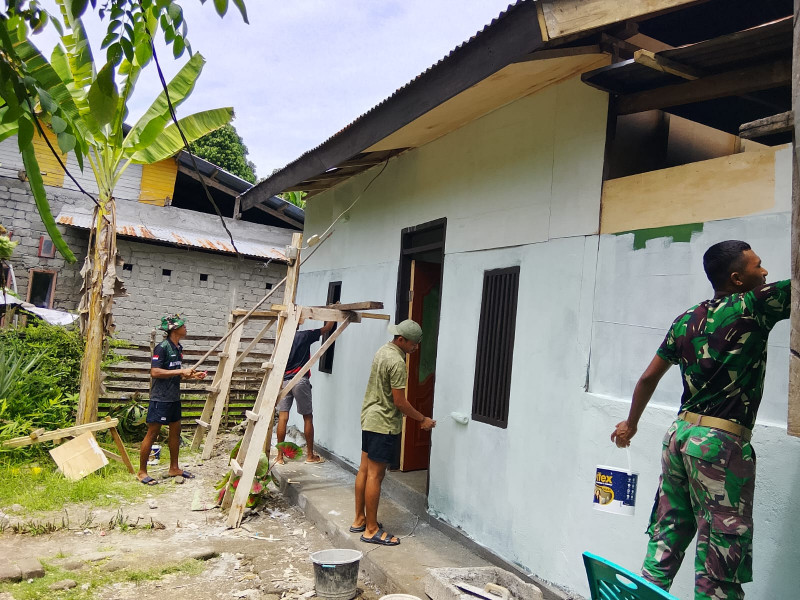 Personel TMMD Ke-127 Kodim 1514/Morotai Laksanakan Pengecatan RTLH di Desa Mandiri
