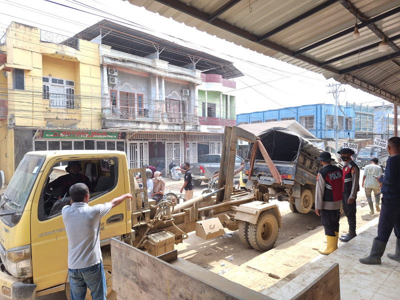 Dari Jalan Tergenang ke Bengkel Perbaikan, Polisi gunakan towing  Evakuasi Mobil Warga Pascabanjir