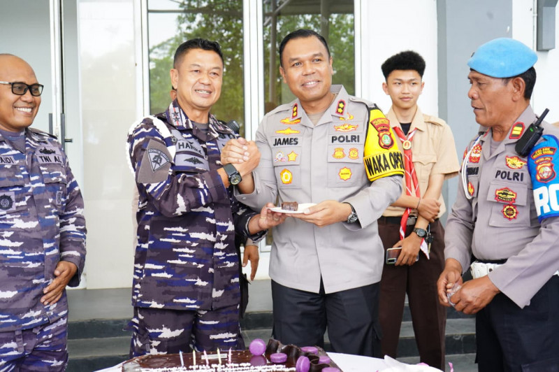 Wakapolres Metro Jakarta Utara Beri Kejutan HUT ke - 80 TNI AL di Puspomal